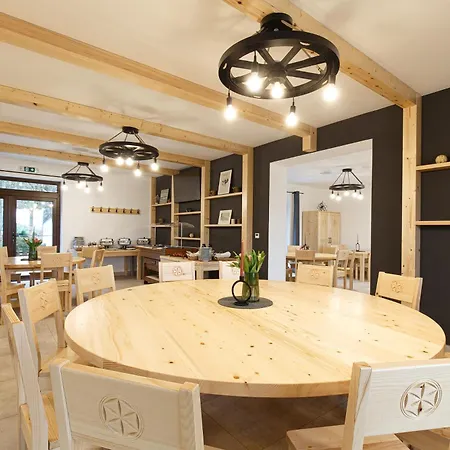 Rholl & Restaurant 3*