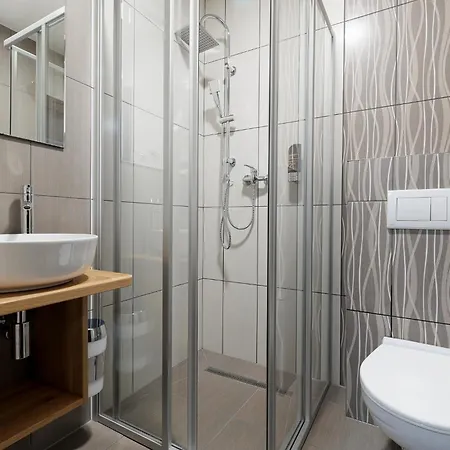 Gasthuis Rholl & Restaurant Zemplinske Hamre