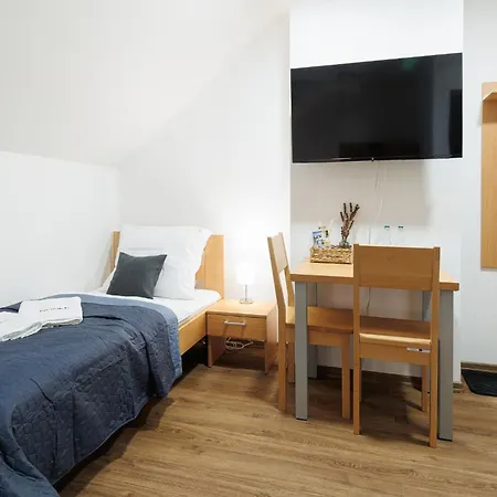 Gasthuis Rholl & Restaurant Zemplinske Hamre