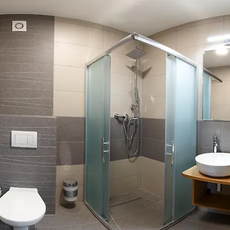 Rholl & Restaurant بيت ضيافة 3*